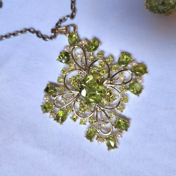 DODDS Vintage Goldtone Green Glass Faux Pearl Pendant Necklace & Clip Earrings - Picture 3 of 7